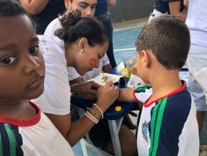 Estudantes da UFLA realizam ação social em Escola Municipal